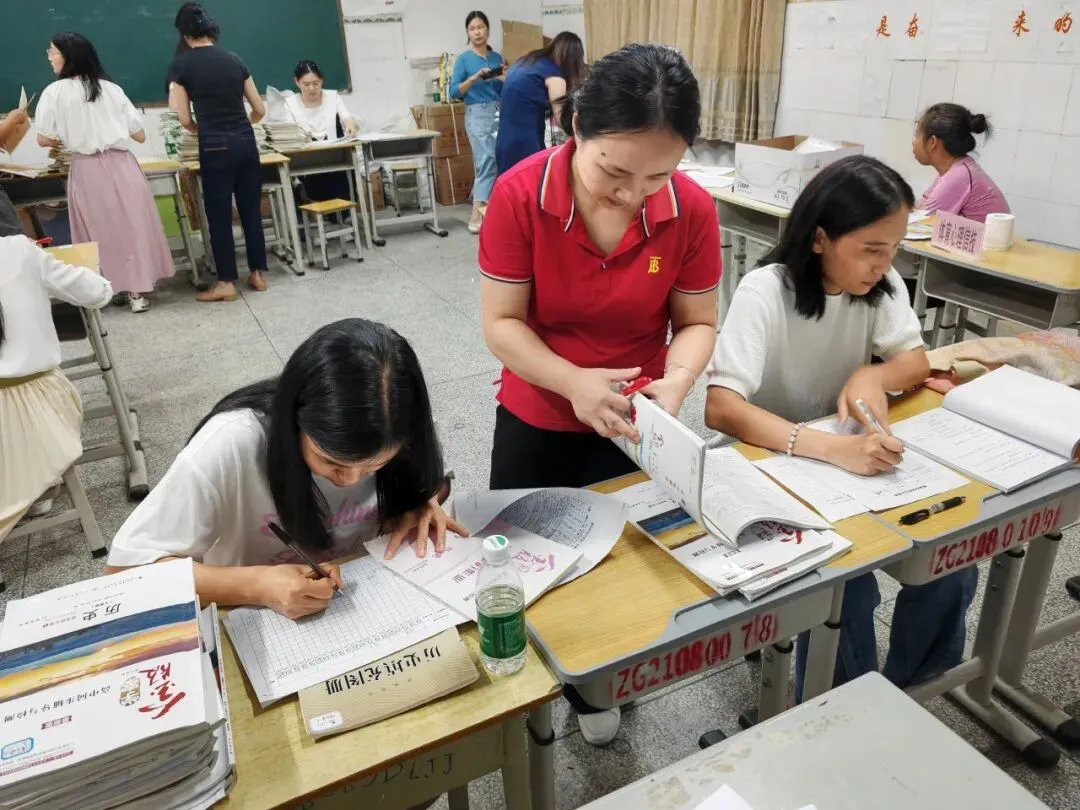 检查小组认真研究检查方案和评价标准