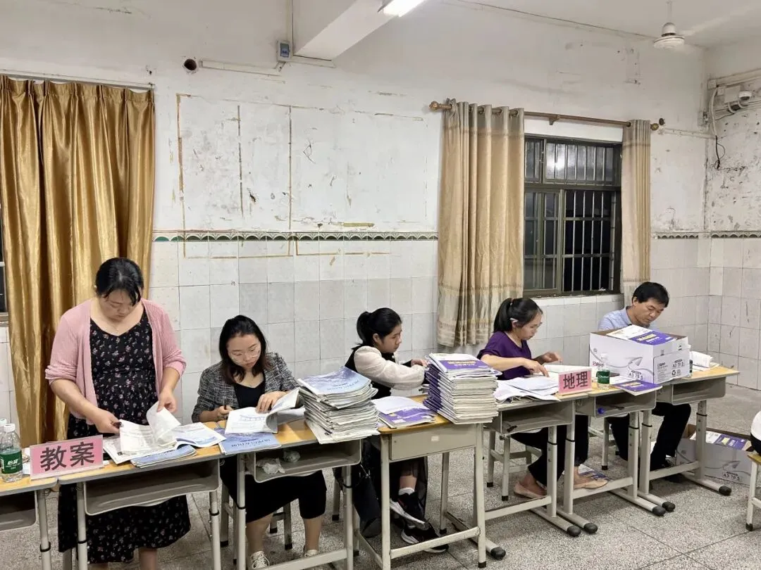 地理作业批改认真，鼓励学生探索地理知识