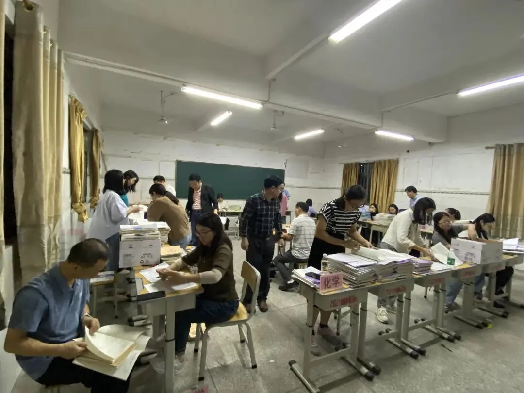 检查小组认真审阅青年教师的教案