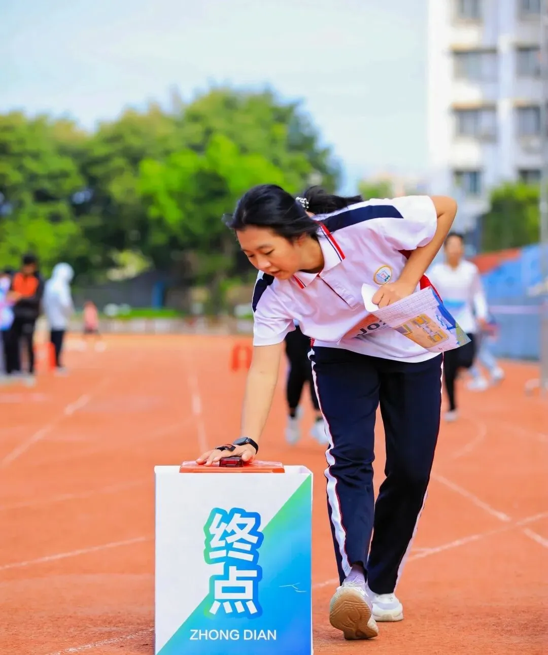 学生们在赛后分享喜悦