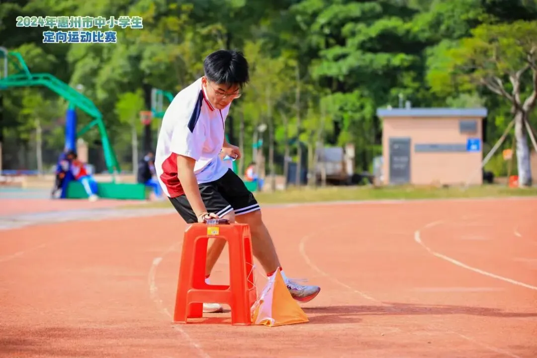 学生在比赛中互相鼓励