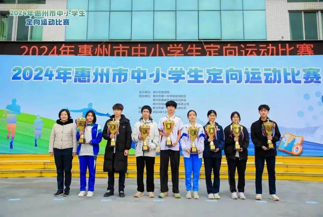 学生在比赛中认真查看地图