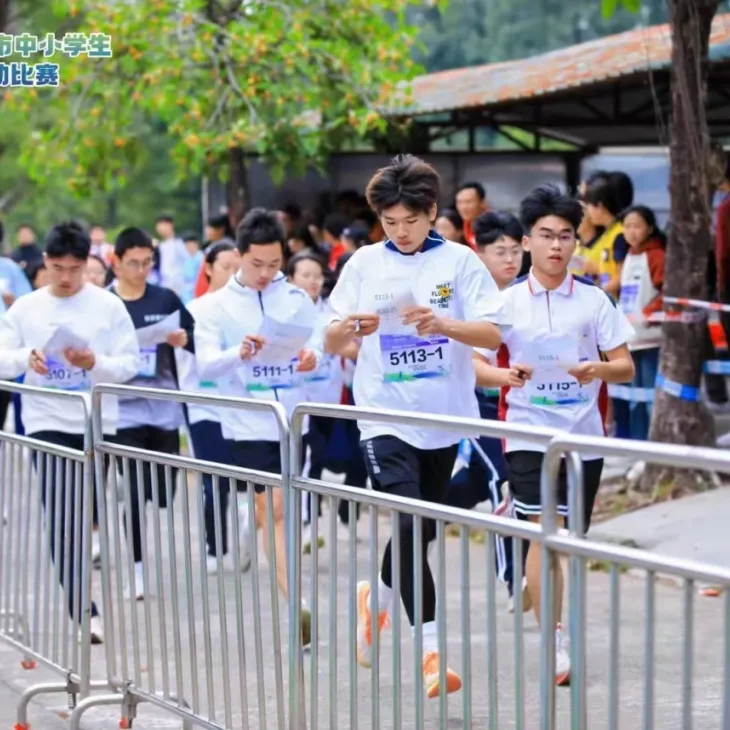 学生在比赛中庆祝胜利