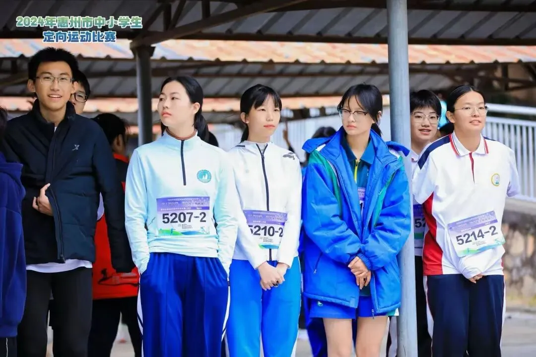 学生们在领奖台上