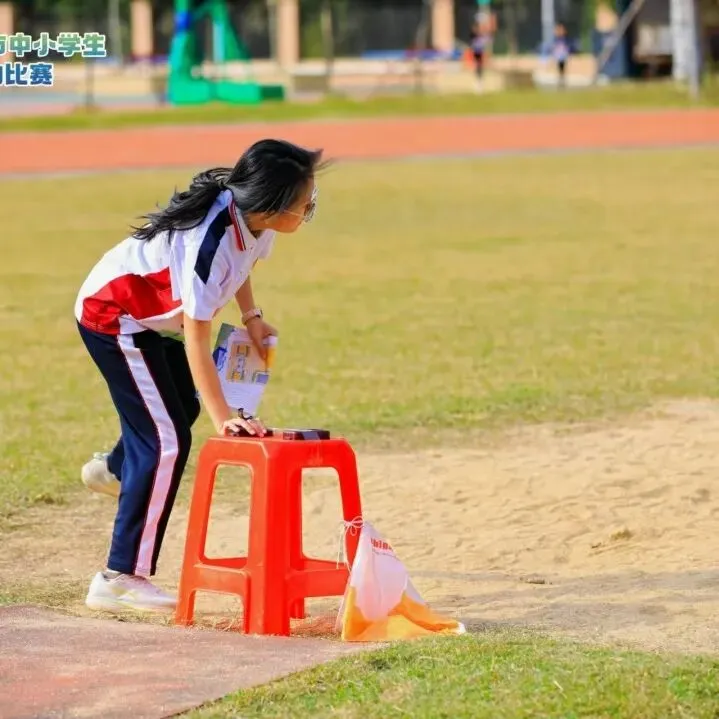 学生在比赛中冲向终点