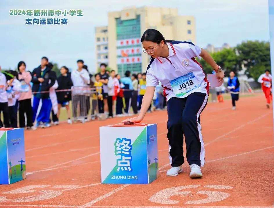 学生们在赛后交流