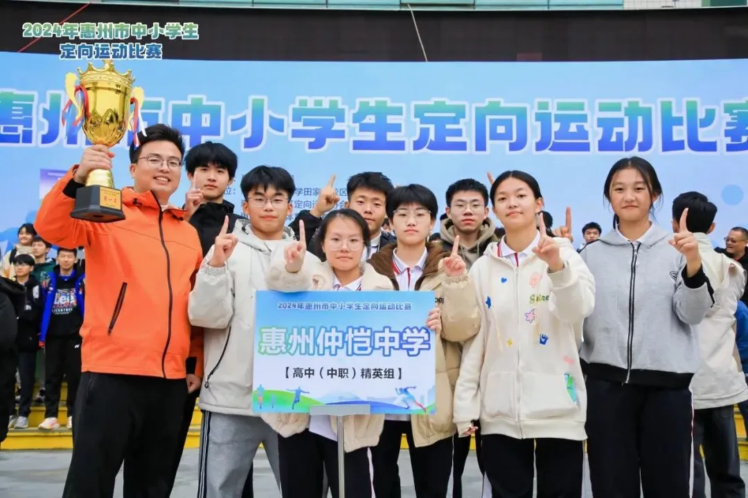 学生们在赛后合影留念