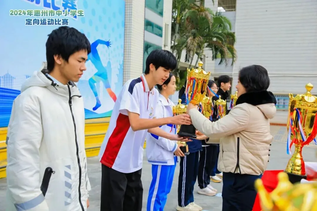 定向运动比赛中学生奔跑的身影