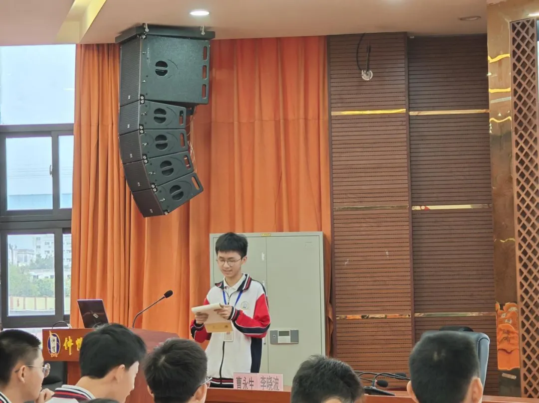 学生认真听讲的场景