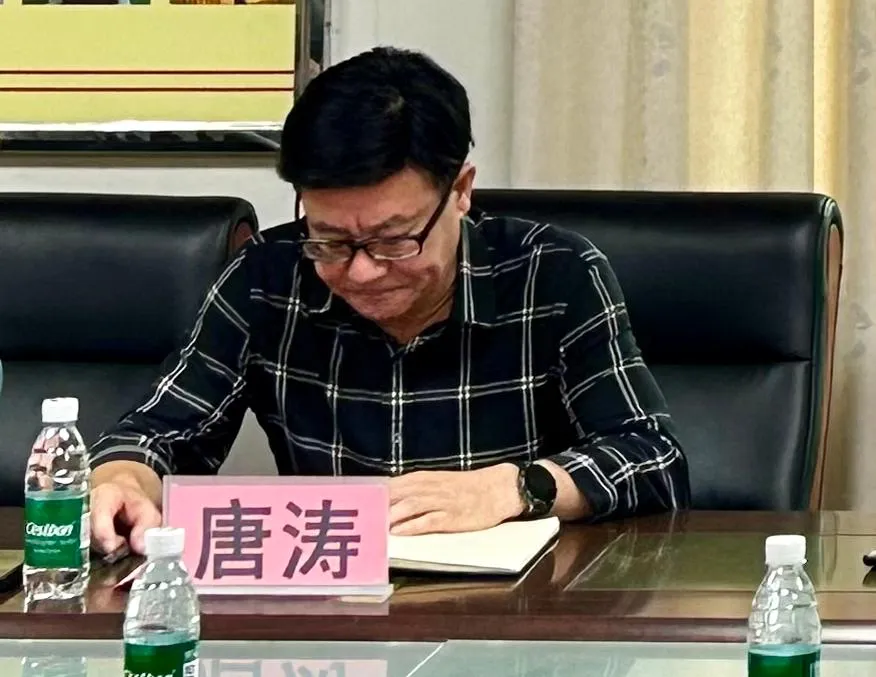 惠州仲恺中学教务主任唐涛汇报实习工作情况