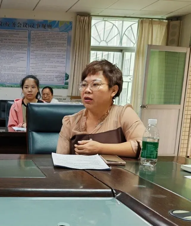 实习指导老师代表廖小荣发言