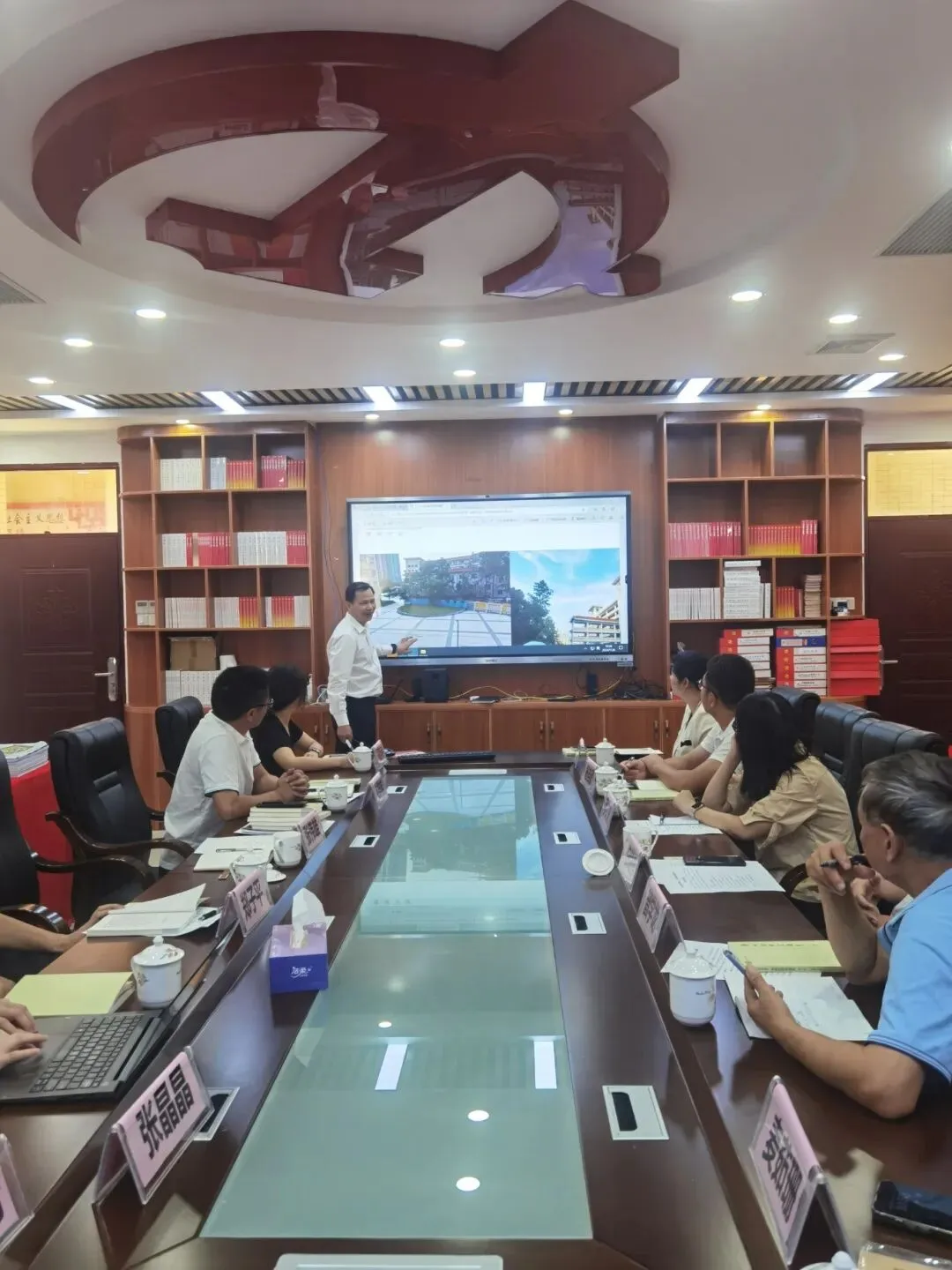 白瑞强书记与曾学龙教授共同研究廖仲恺先生的相关史料及作品