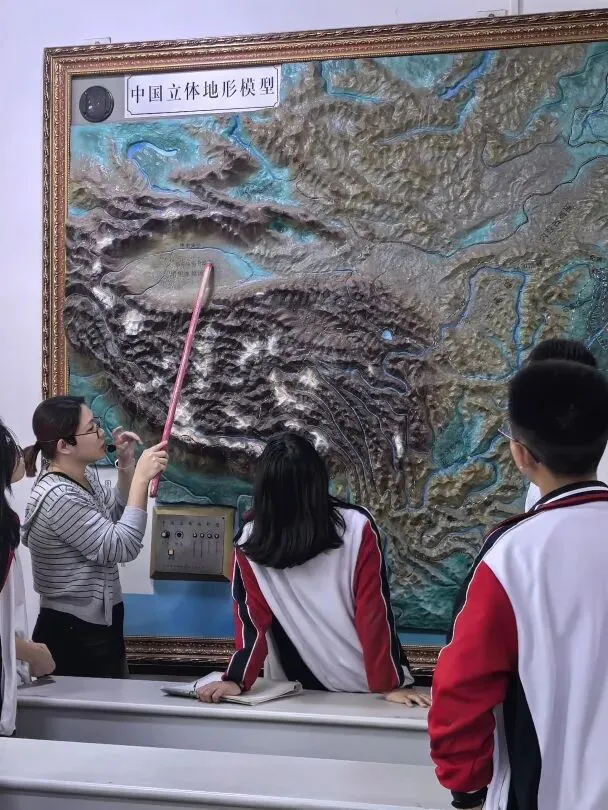 学生们在校园内进行气象观测