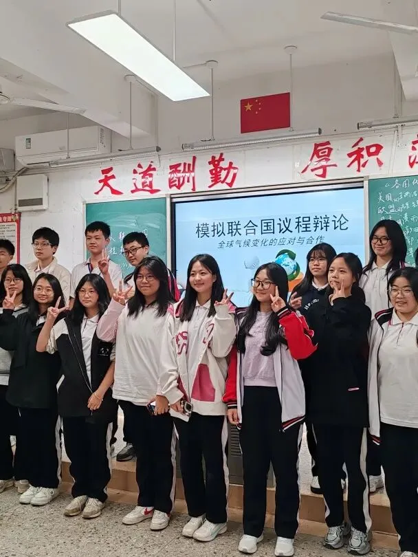 学生们在户外采集土壤样本进行分析