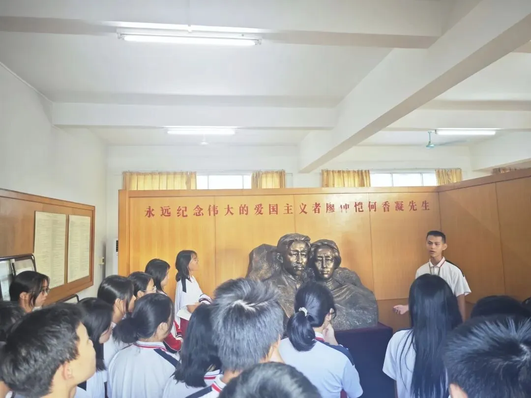 学生们在廖何纪念室参观学习