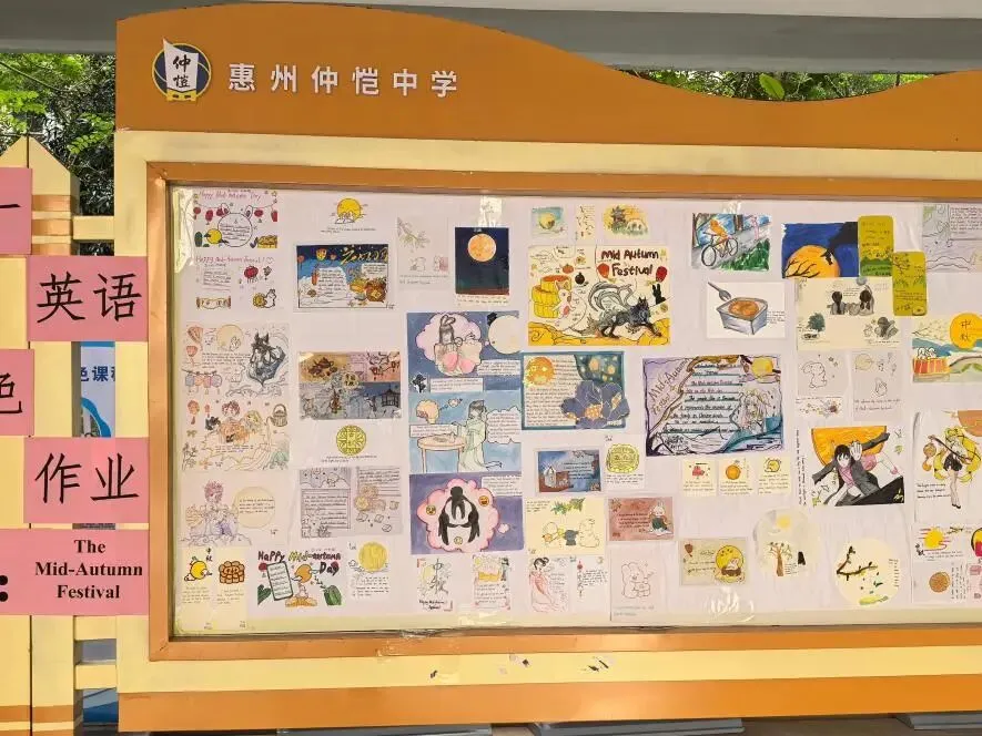 学生们用英语介绍中国传统习俗