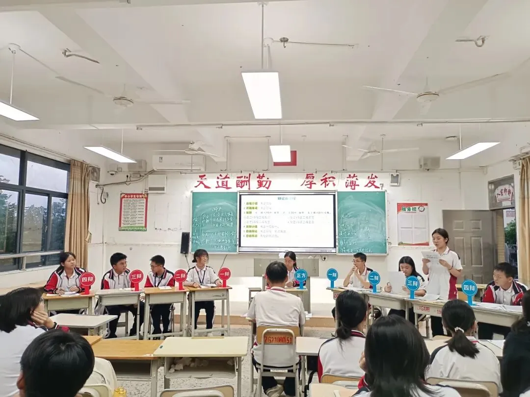 辩论赛现场，学生们积极陈述观点