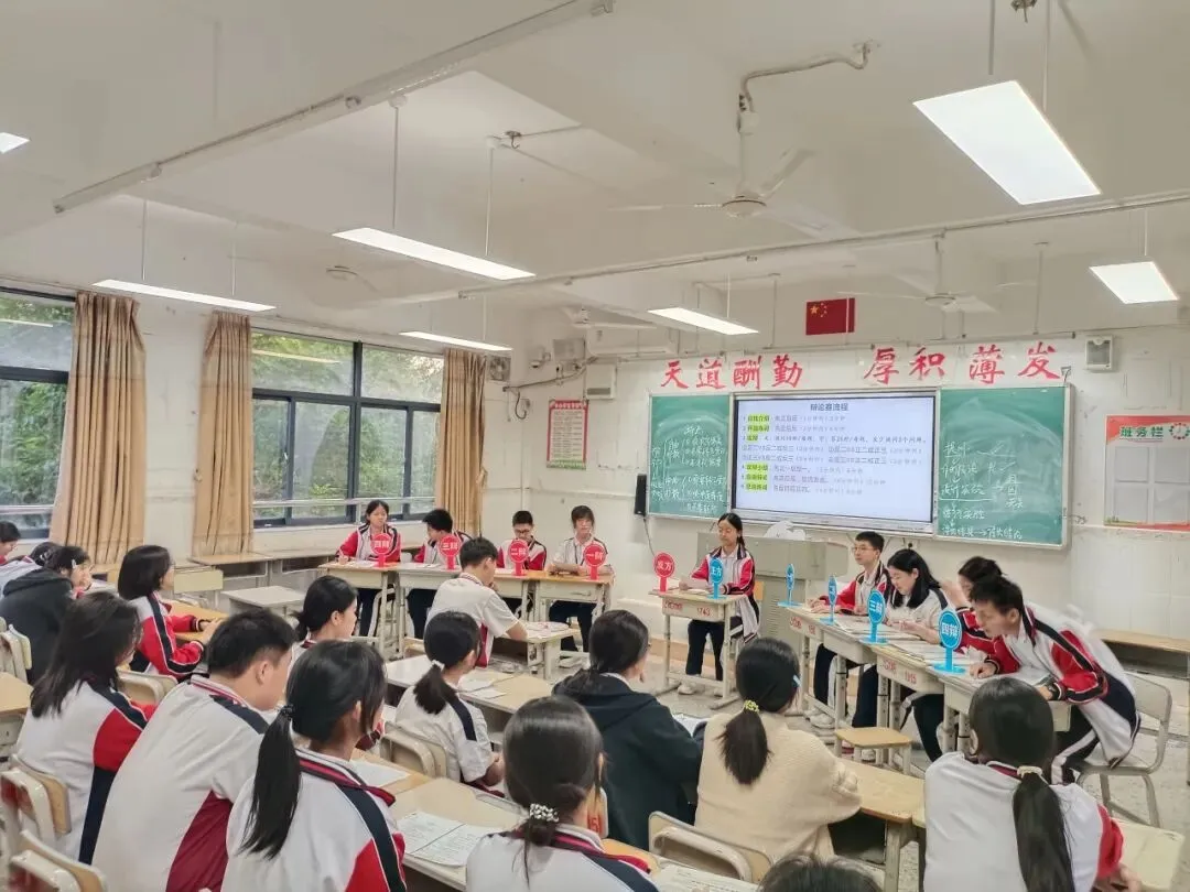 学生们在辩论赛中展现出的良好口才与逻辑思维