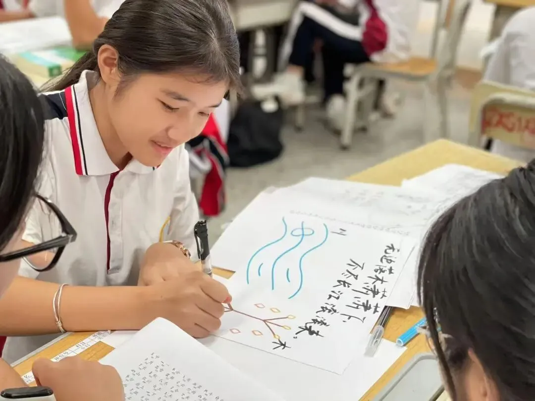 学生们展示自己设计的汉字主题书签