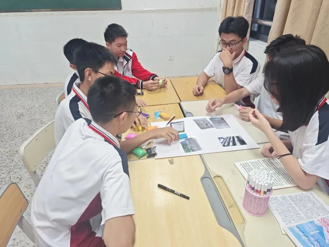 学生们分组进行关于廖仲恺、何香凝的专题研究