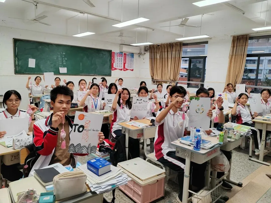 学生们在英语课上展示关于中国传统节日的英语手抄报