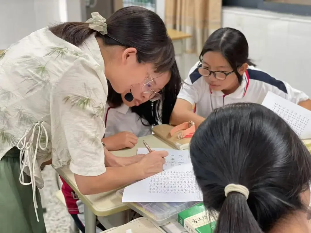 学生们展示制作的精美书签