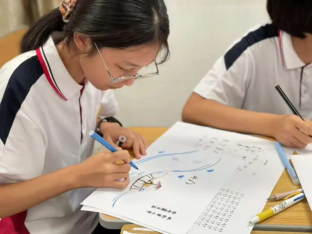 学生们认真制作具有文化特色的书签
