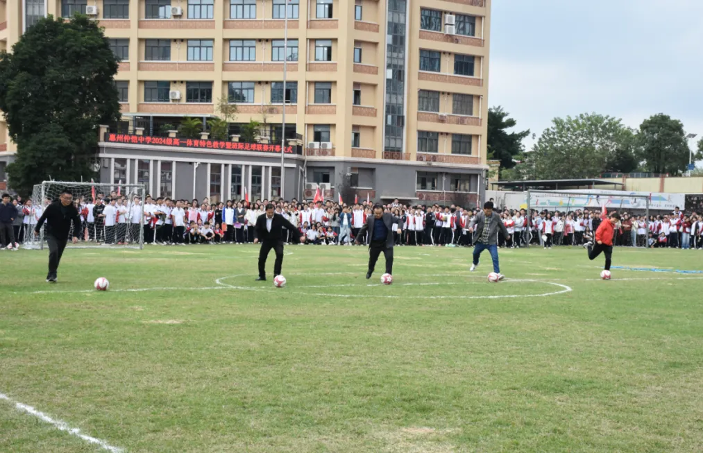 足球比赛精彩瞬间一