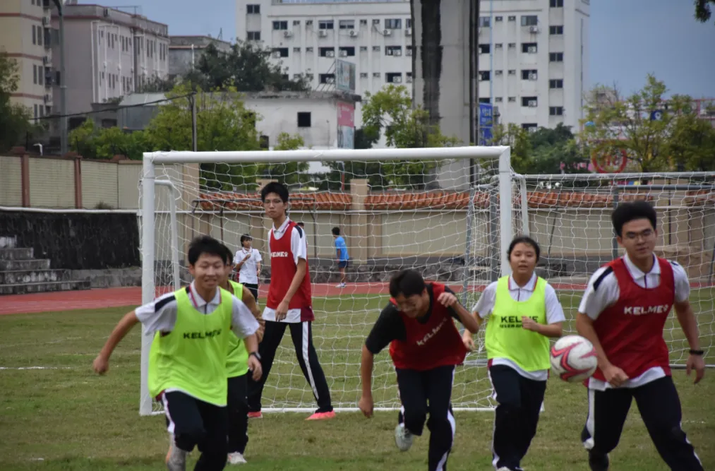 足球比赛精彩瞬间三