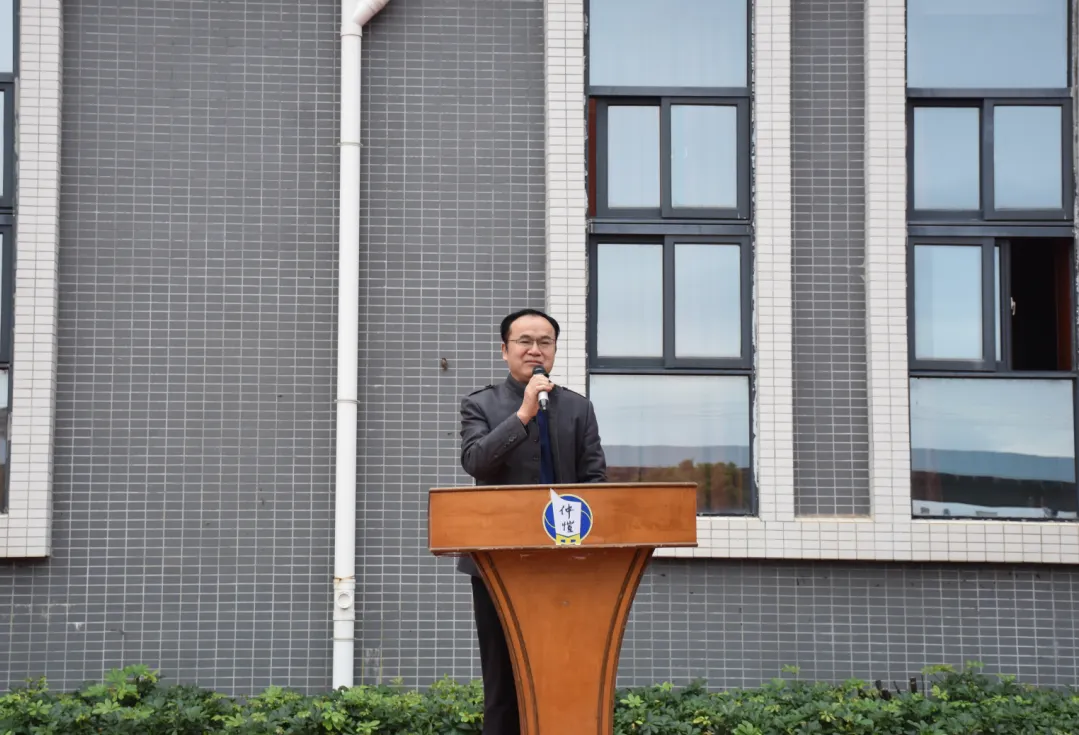 校领导为足球联赛开球