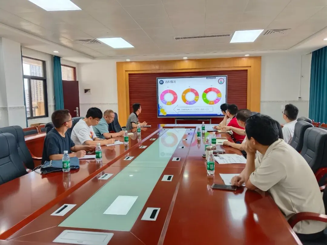 安龙四中王毓龙副主任进行选科走班经验分享