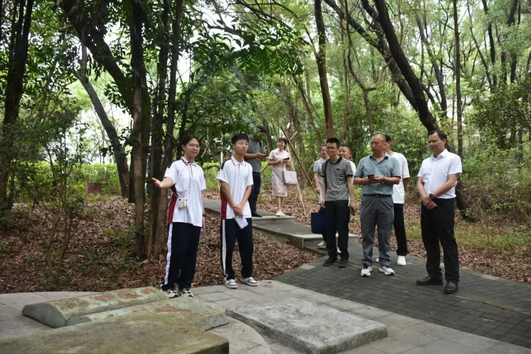 安龙县两校交流团队参观惠州仲恺中学心理活动中心