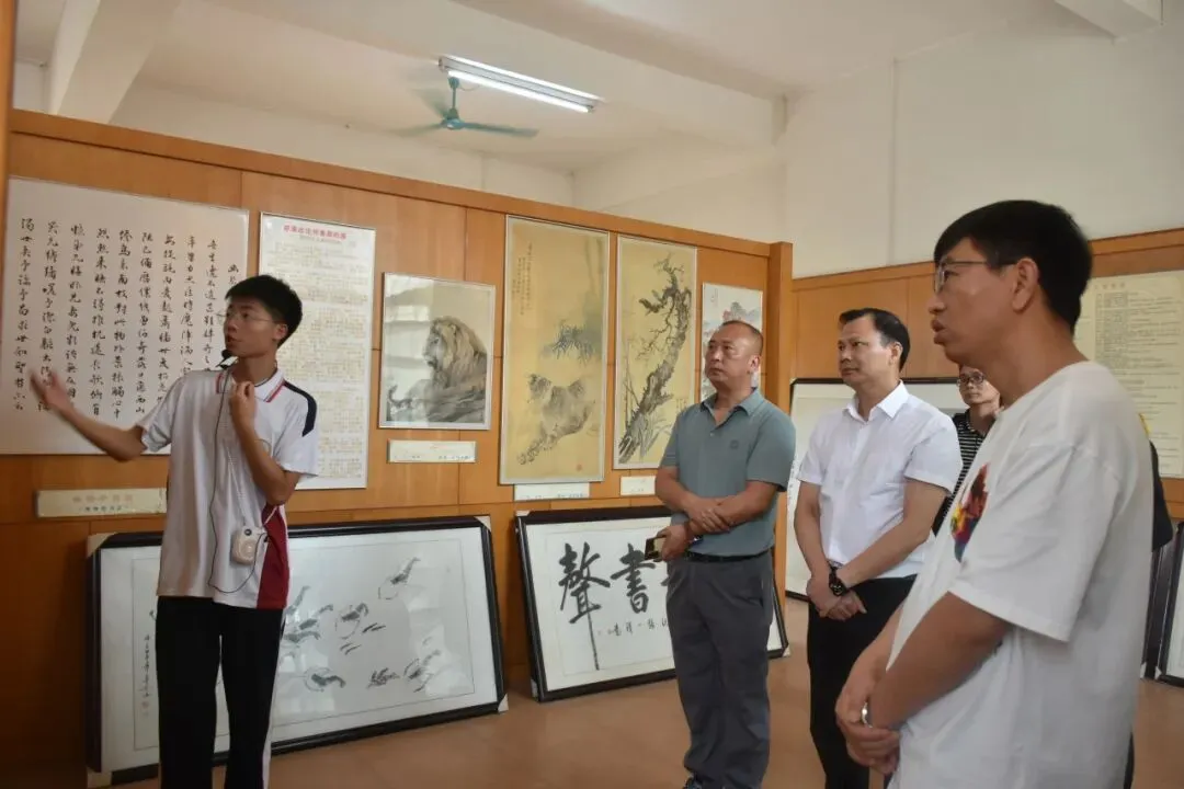 安龙县两校交流团队参观惠州仲恺中学校园环境