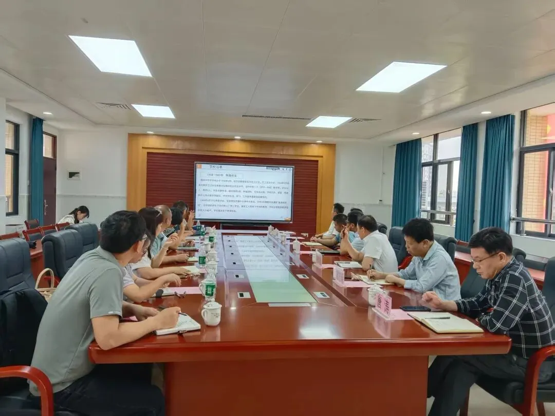 安龙加油书院沈仕相副校长介绍学校情况