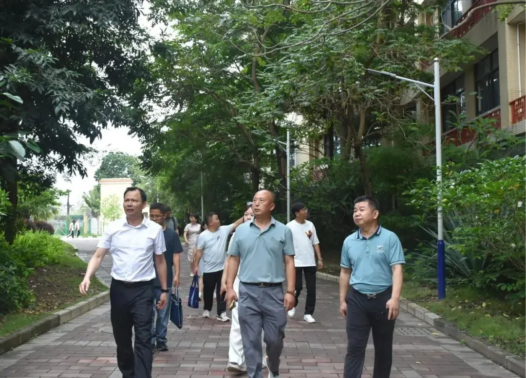 安龙县两校交流团队参观惠州仲恺中学德沁园