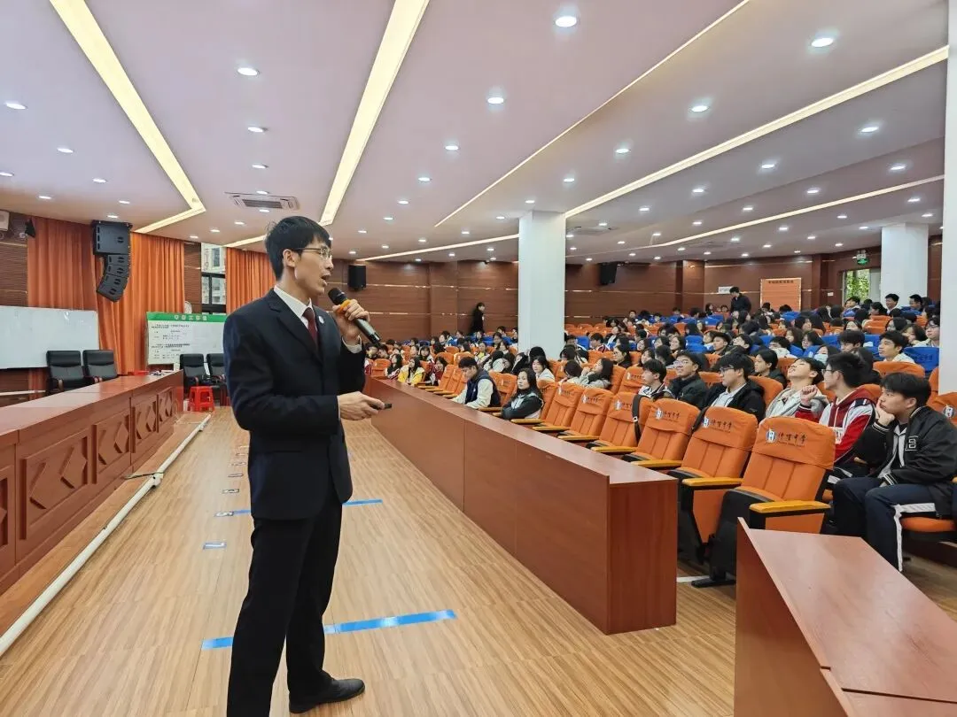 防诈专家邓文廷进行讲座