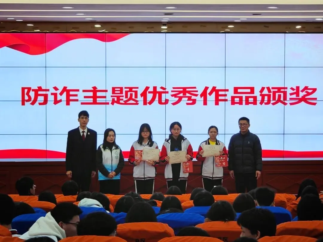 获奖学生代表上台领奖