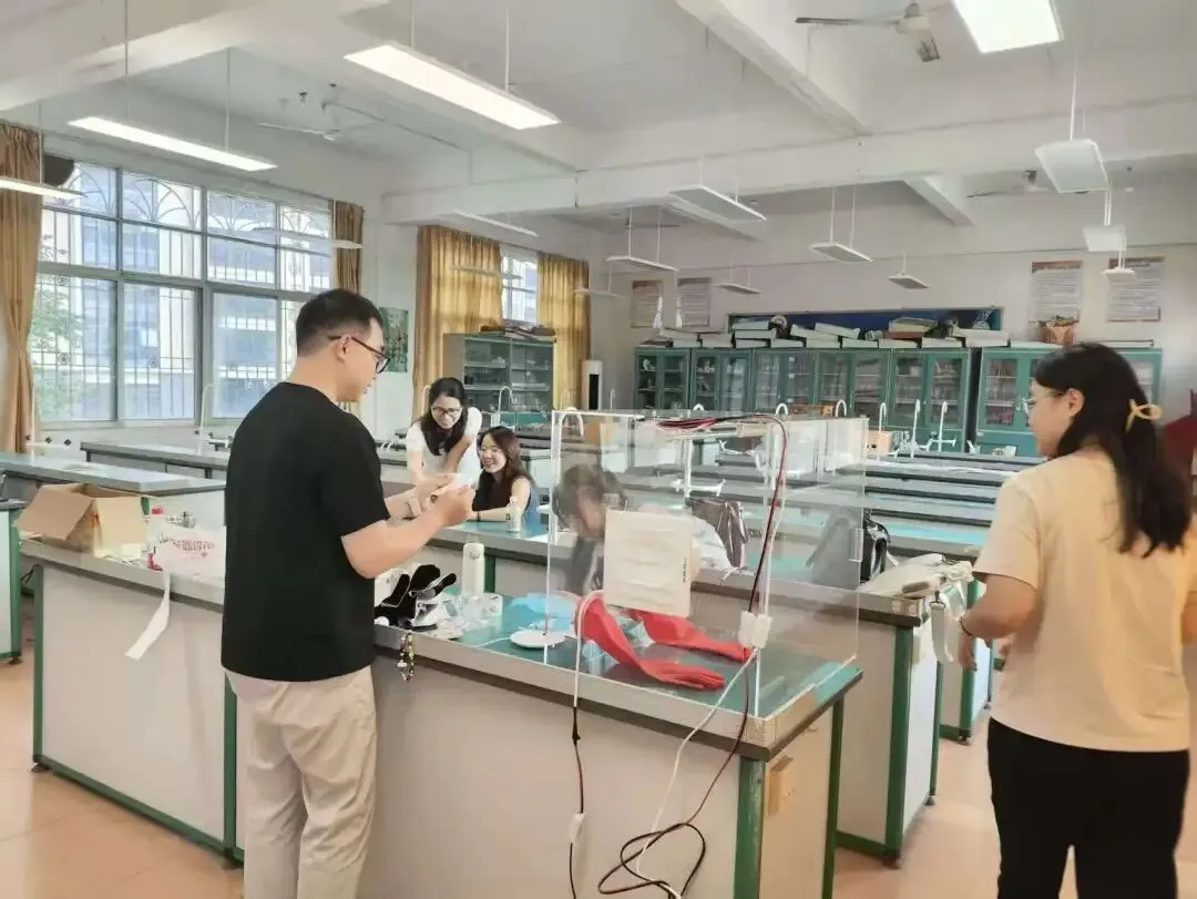 自主研发的“无菌组培箱创新教具”