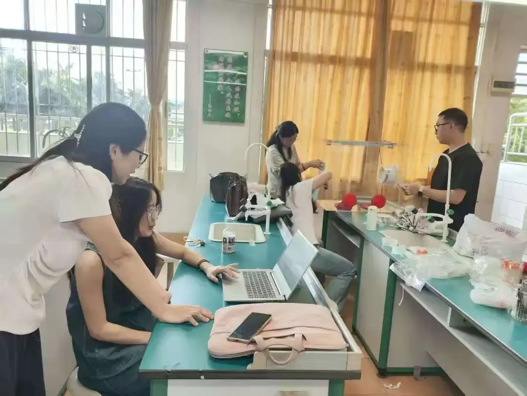 团队成员进行集体研讨