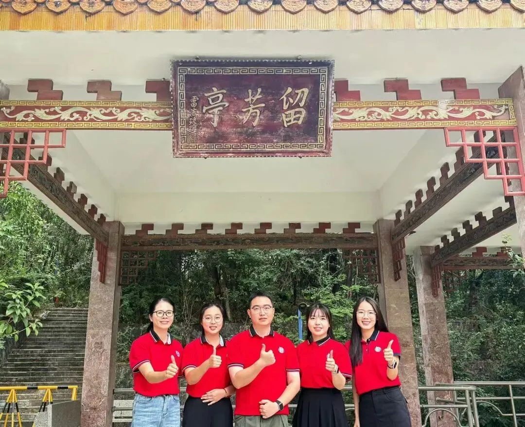 五位青年教师团队合影