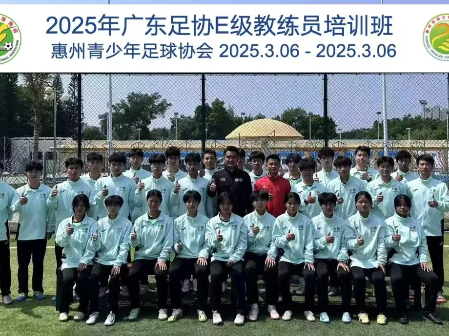 足球专项生在校内进行日常训练