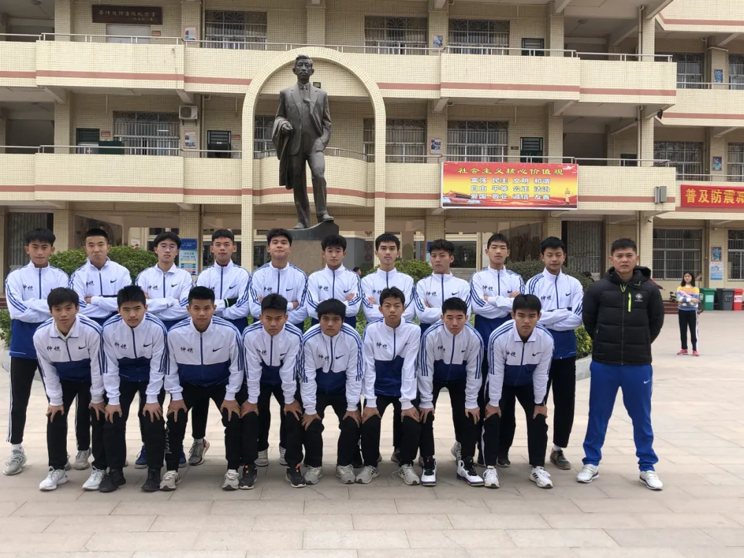 惠州仲恺中学男子足球队训练场景