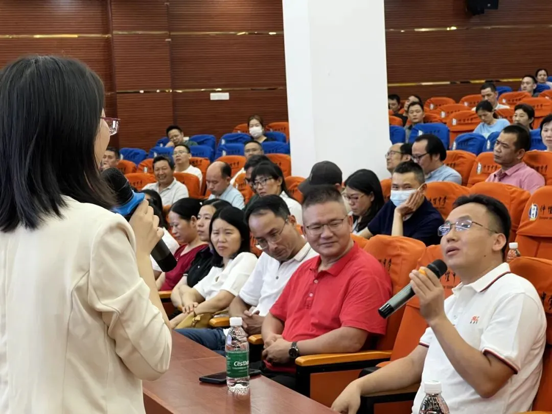 家长认真聆听讲座