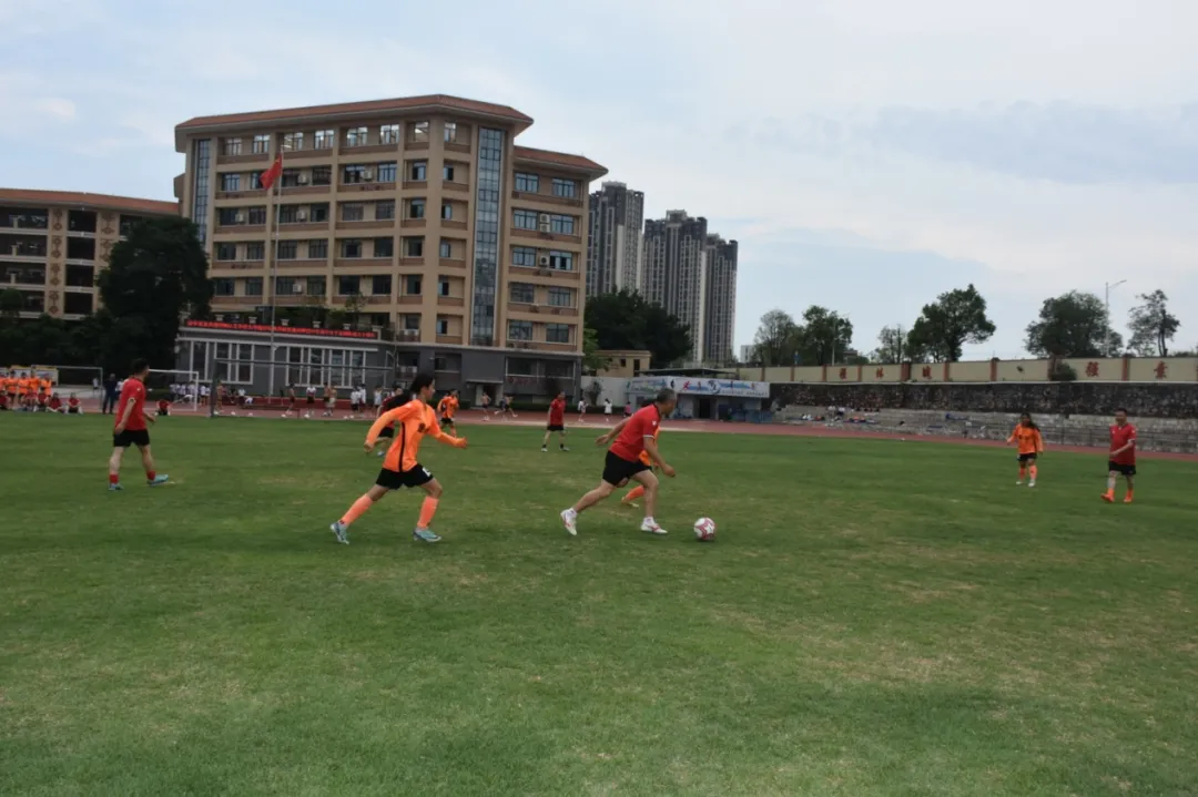 惠州仲恺中学高中女子足球队十年庆典友谊赛赛后互动