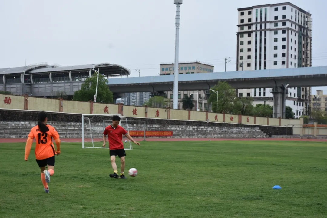 惠州仲恺中学高中女子足球队十年庆典友谊赛球员拼抢