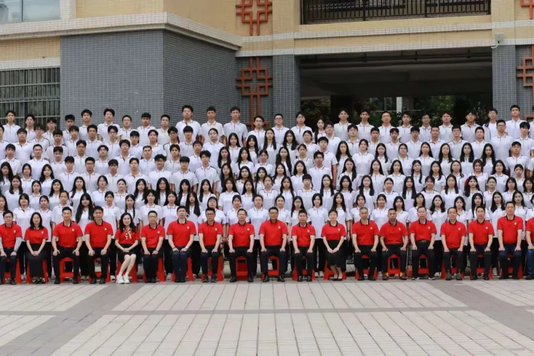 高三全体师生拍摄毕业大合影