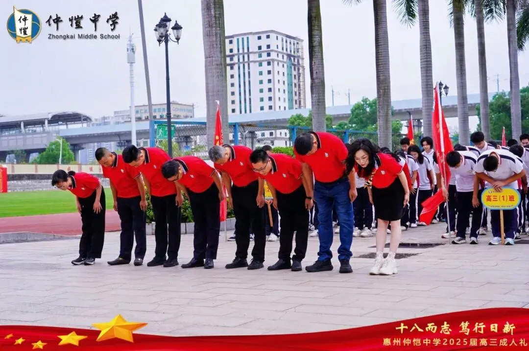 高三学子们在廖仲恺先生像前合影留念