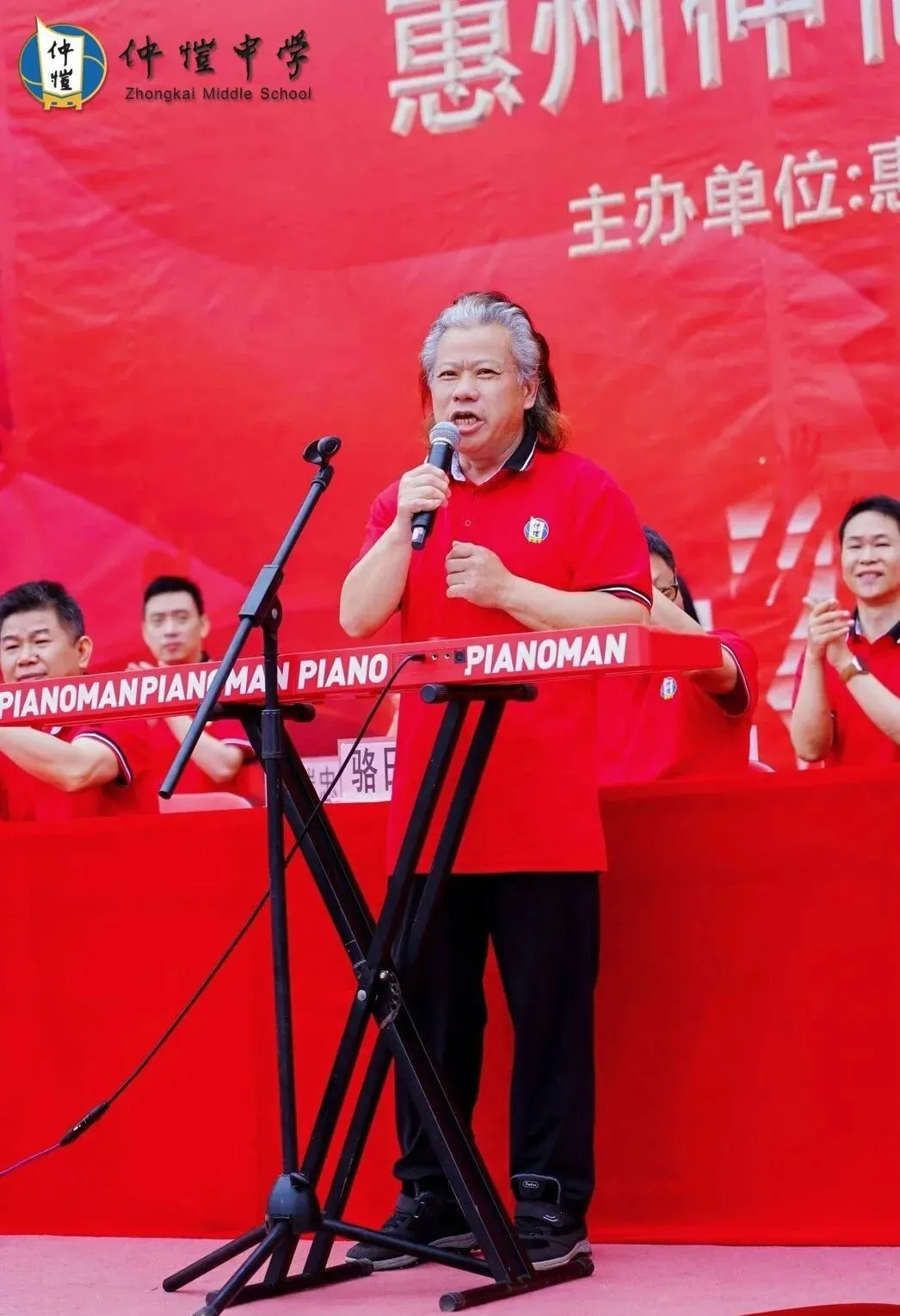 曾英杰老师钢琴弹唱《我爱你中国》