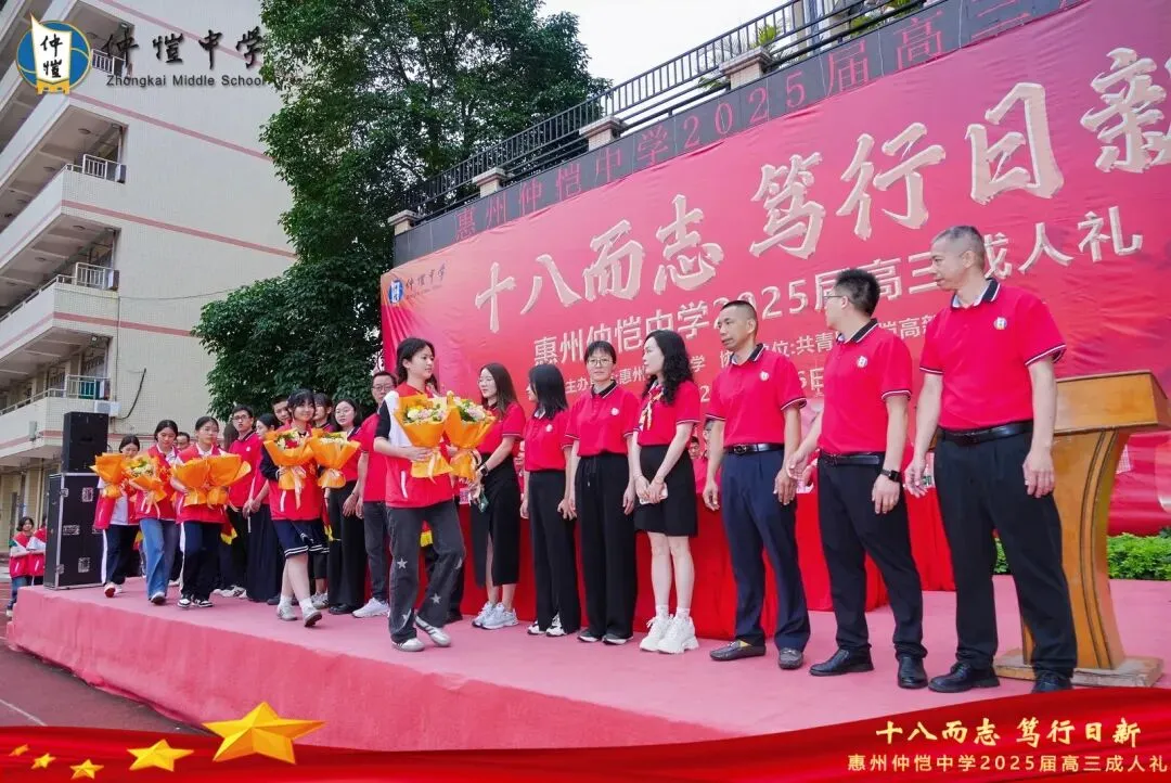 校领导为各班颁发《宪法》