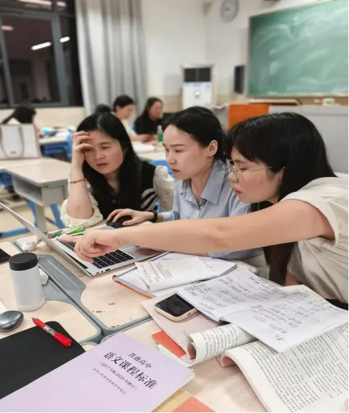 学生们认真聆听唐秀兰老师的课堂